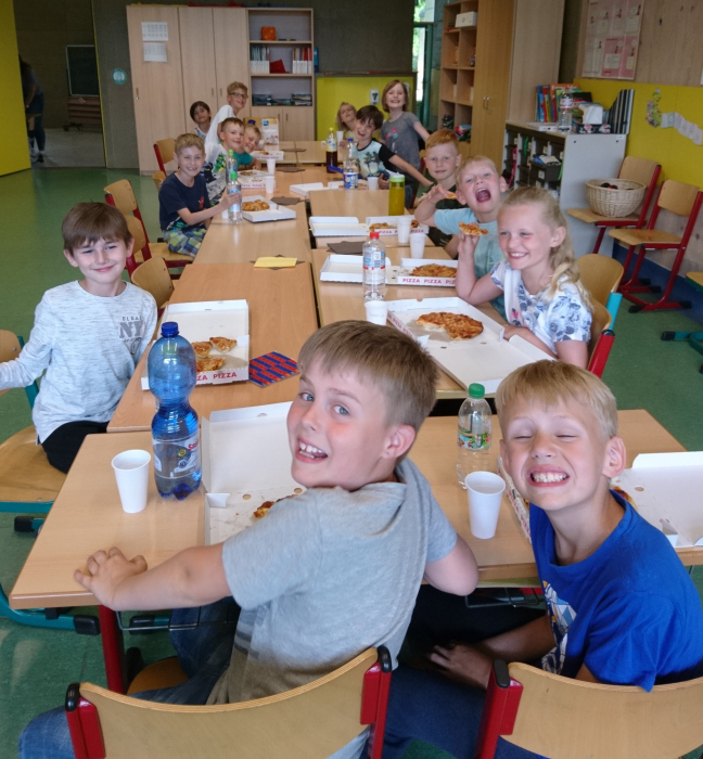 abendbrot_lesenacht1.jpg abendbrot_lesenacht1.jpg